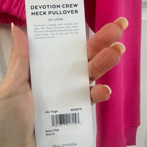 ALO Yoga Devotion Cree Neon Pink Cropped Top - Picture 3 of 6